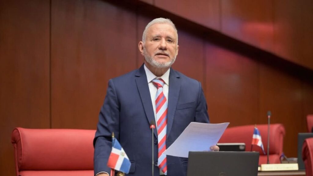 Antonio Taveras rompe con el PRM y anuncia que seguirá como senador independiente