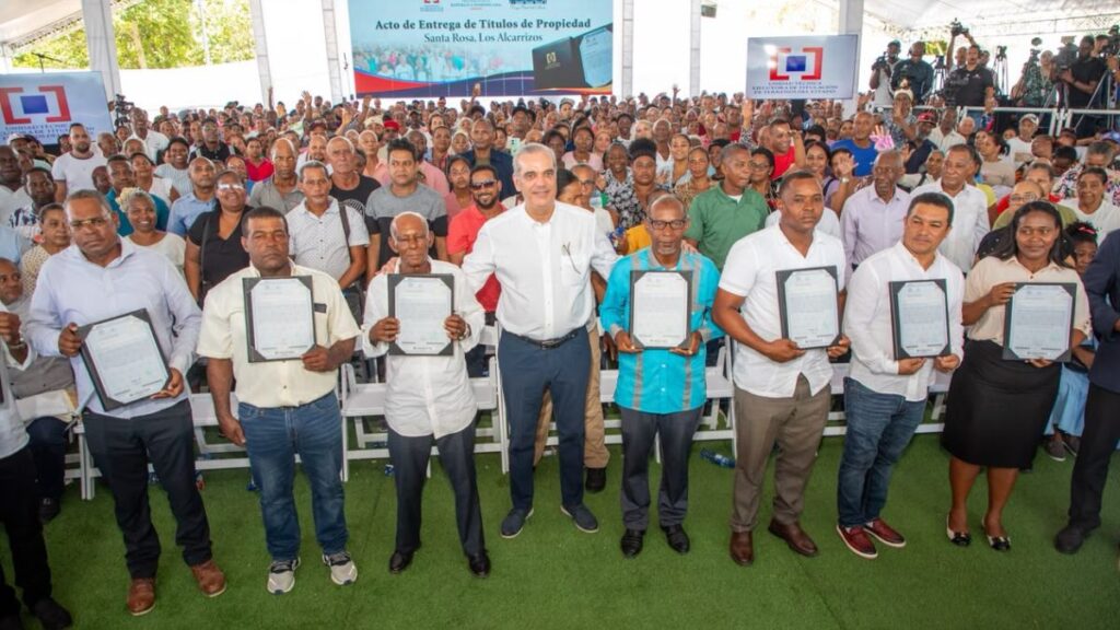 Presidente Abinader entrega 1,750 títulos de propiedad en Los Alcarrizos que benefician a unas 7,000 personas de los sectores Santa Rosa, La Esperanza, La Unión, El Tamarindo y El Progreso I & II