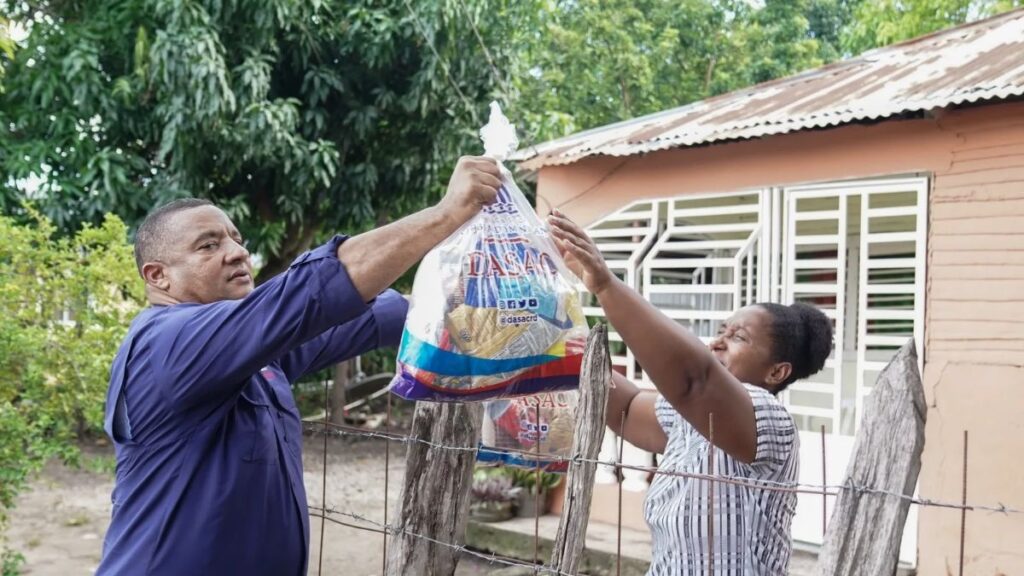 DASAC garantiza alimentación e inicia reparación de techos a familias afectadas por ventarrón en San Juan de la Maguana
